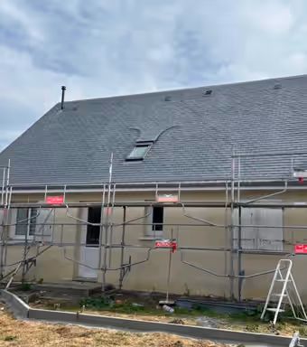 Maison couverte en ardoise sous échafaudage