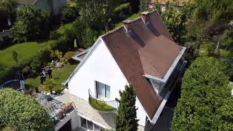Pavillon vu du ciel, couverture en tuiles plates et deux souches de cheminée